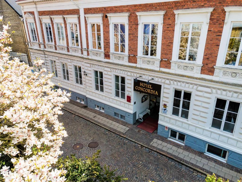 un edificio con un letrero que lee la extensión del hotel en Hotel Concordia, en Lund