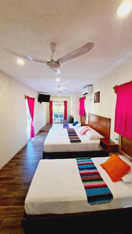Postel nebo postele na pokoji v ubytování Hotel Machos Mahahual