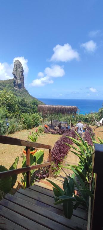 un banco de madera con vistas al océano en Vida de Ilha, en Fernando de Noronha