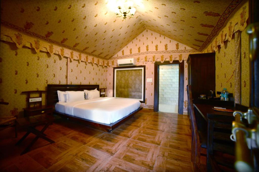 Postel nebo postele na pokoji v ubytování Amrit Van Resort