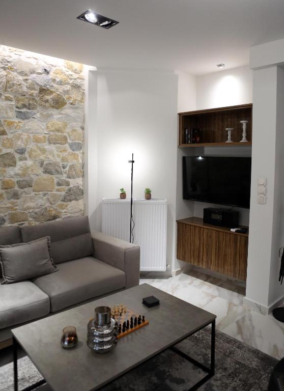 Telewizja i/lub zestaw kina domowego w obiekcie LA Larissa Luxury Apartments Trekke
