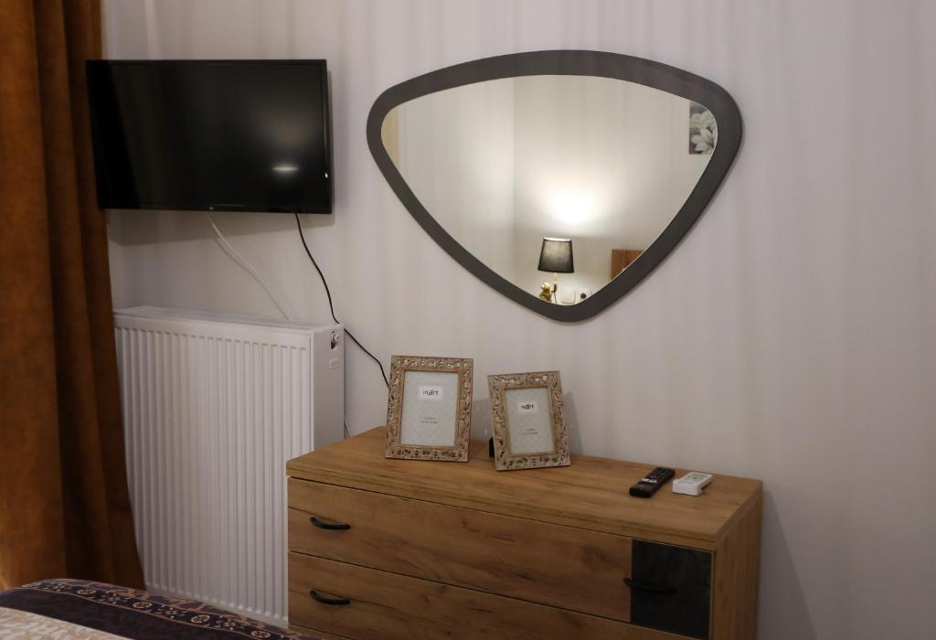 Telewizja i/lub zestaw kina domowego w obiekcie LA Larissa Luxury Apartments Trekke