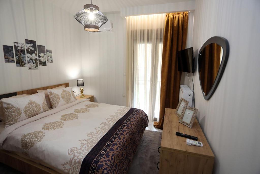 Łóżko lub łóżka w pokoju w obiekcie LA Larissa Luxury Apartments Trekke