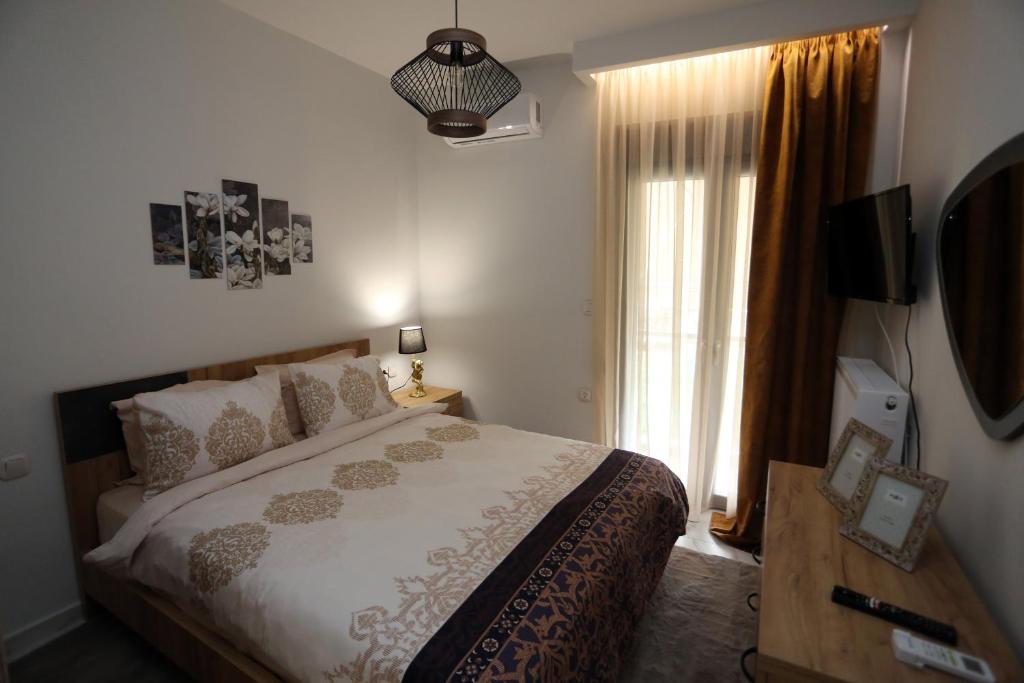 Łóżko lub łóżka w pokoju w obiekcie LA Larissa Luxury Apartments Trekke