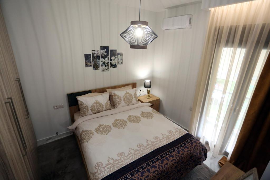 Łóżko lub łóżka w pokoju w obiekcie LA Larissa Luxury Apartments Trekke