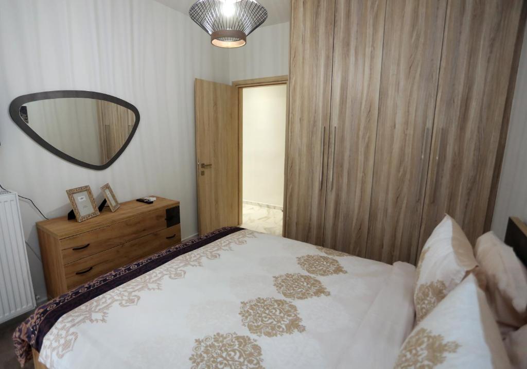 Łóżko lub łóżka w pokoju w obiekcie LA Larissa Luxury Apartments Trekke