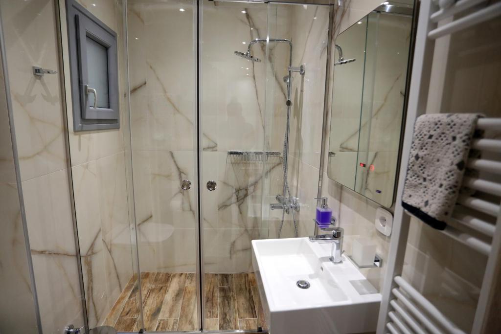 Łazienka w obiekcie LA Larissa Luxury Apartments Trekke