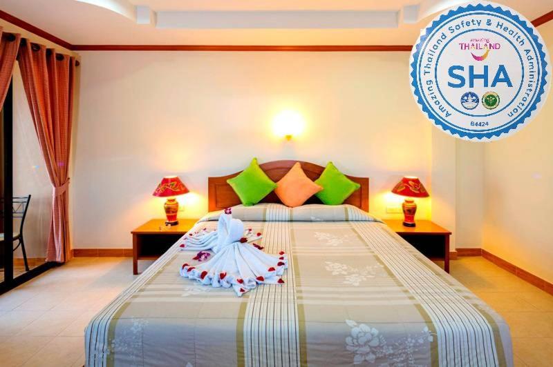 卡塔海灘的住宿－Mala Hotel，酒店客房,配有一张带标志的床