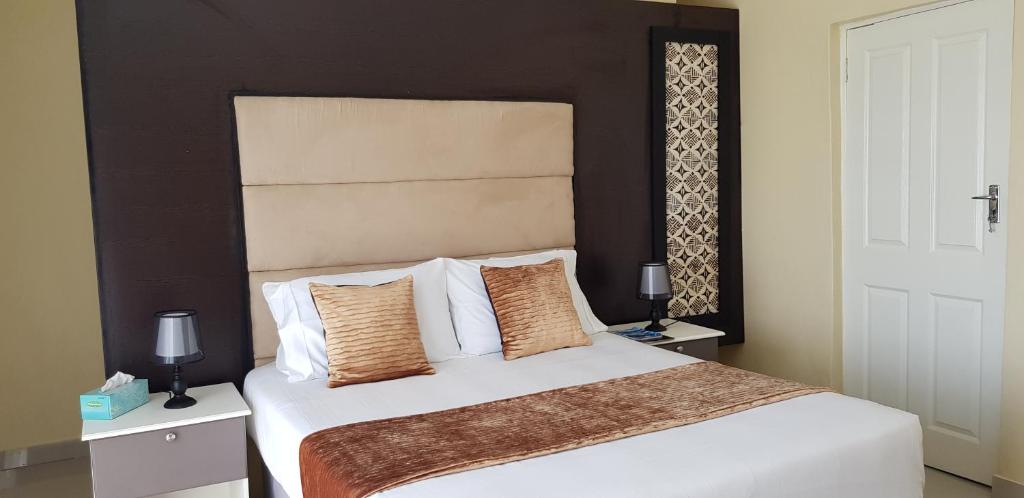 Postel nebo postele na pokoji v ubytování InstaHomes by Tru - Hillside Suite