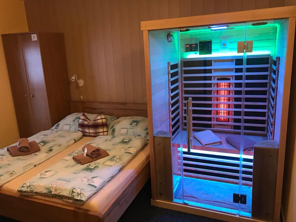 Postel nebo postele na pokoji v ubytování Pension Aura Špičák, některé pokoje se saunou