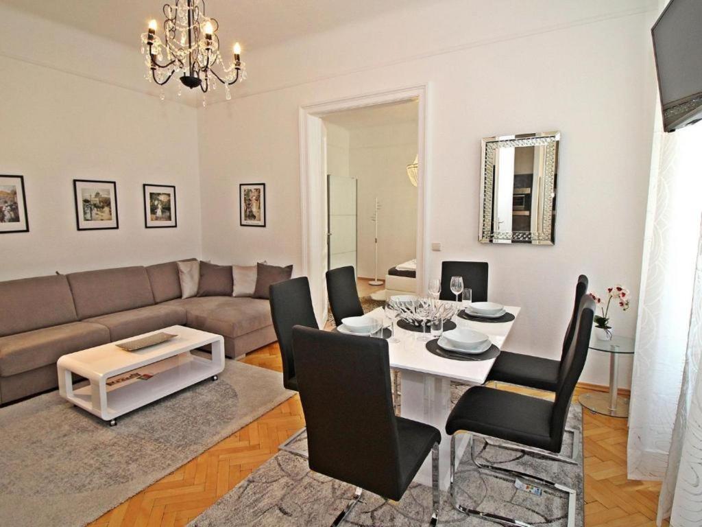 a living room with a table and a couch at Ferienwohnung Kings in Vienna