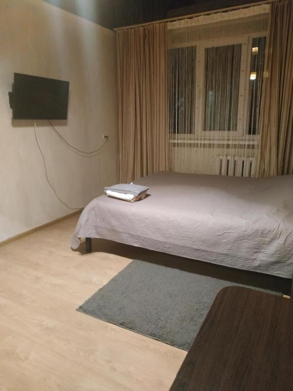 メリトポリにあるКвартираのベッドルーム(ベッド1台、薄型テレビ付)