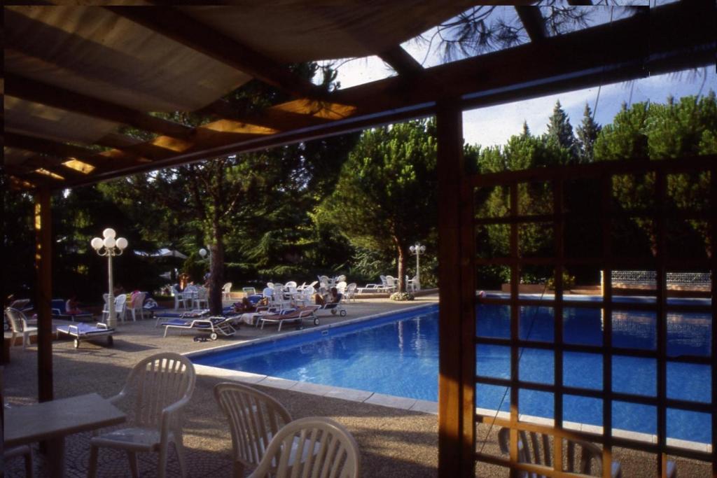 a view of a swimming pool with chairs and a table at Nuovo Mondo in Montefalco