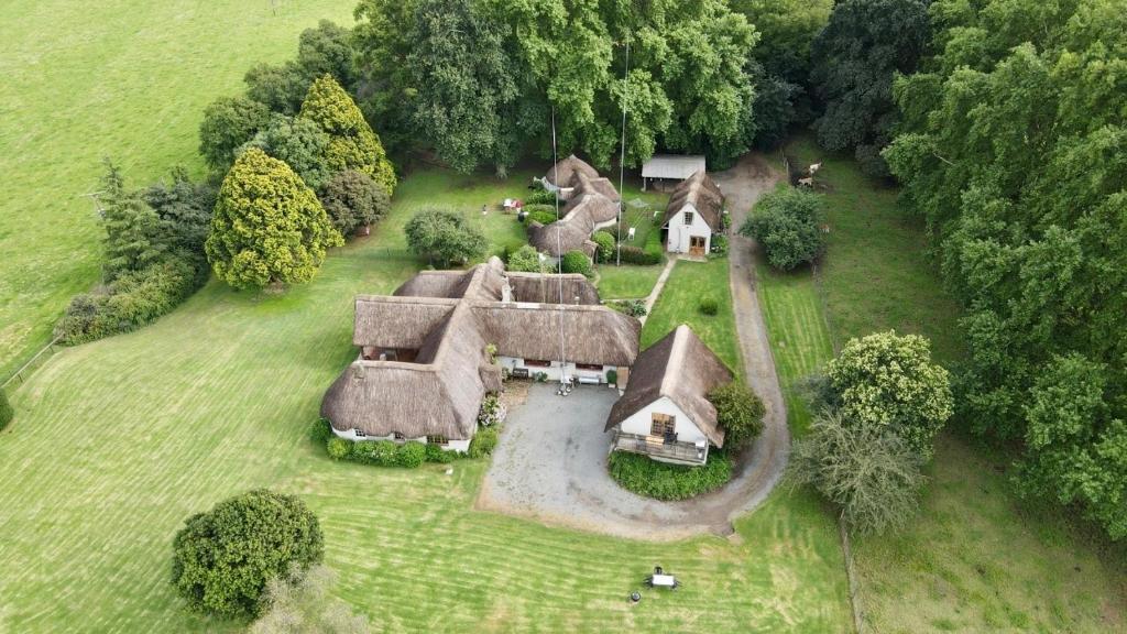 eine Luftansicht eines Betriebs mit einer Gruppe von Hütten in der Unterkunft Baldinnie Cottages in Nottingham Road