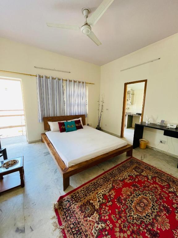 Rustic bedroom w/ kitchenette in prime location - Housity