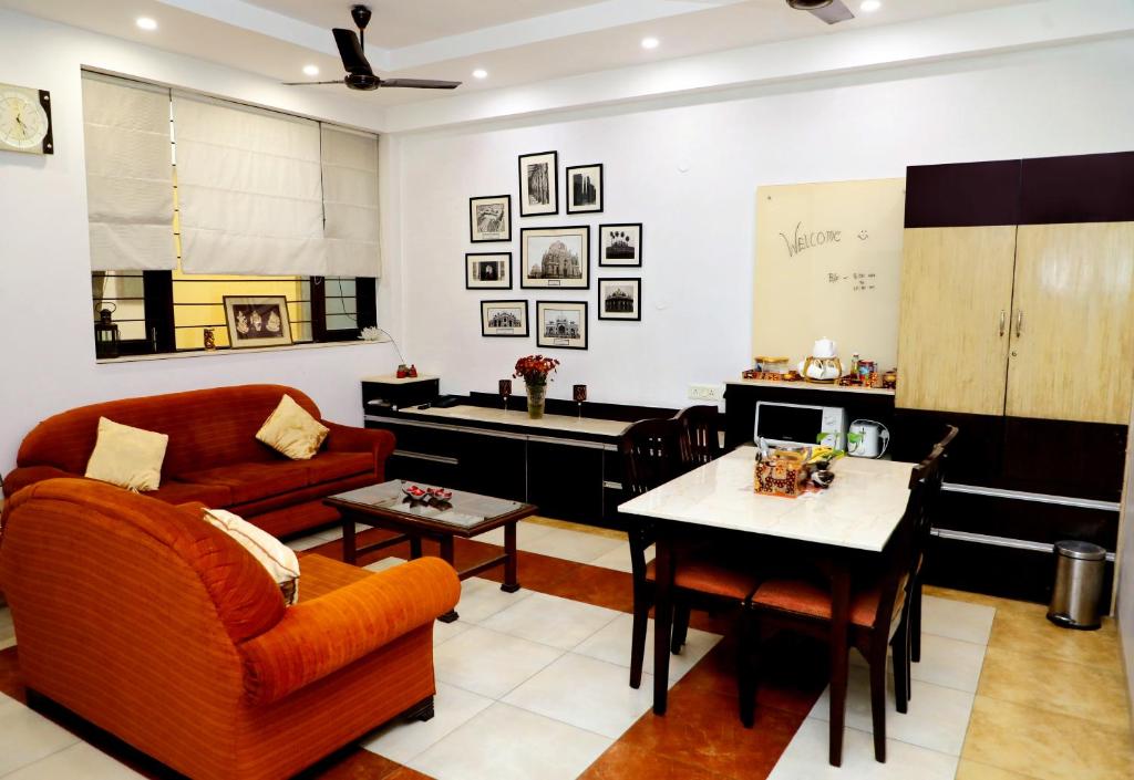 Indee home في نيودلهي: غرفة معيشة مع أريكة وطاولة