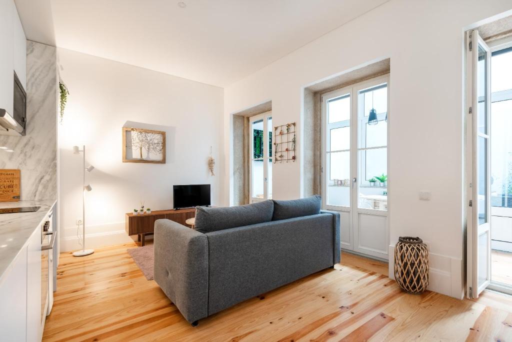 un soggiorno con divano e tavolo di Elegant studio & private garden in historical centre a Porto