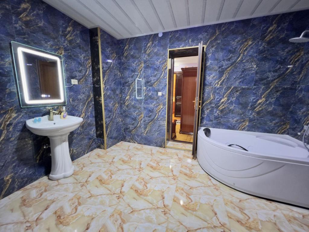 Koupelna v ubytování Hotel Royal