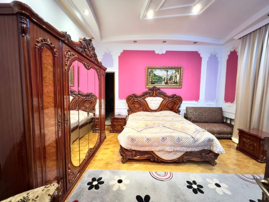 Postel nebo postele na pokoji v ubytování Hotel Royal