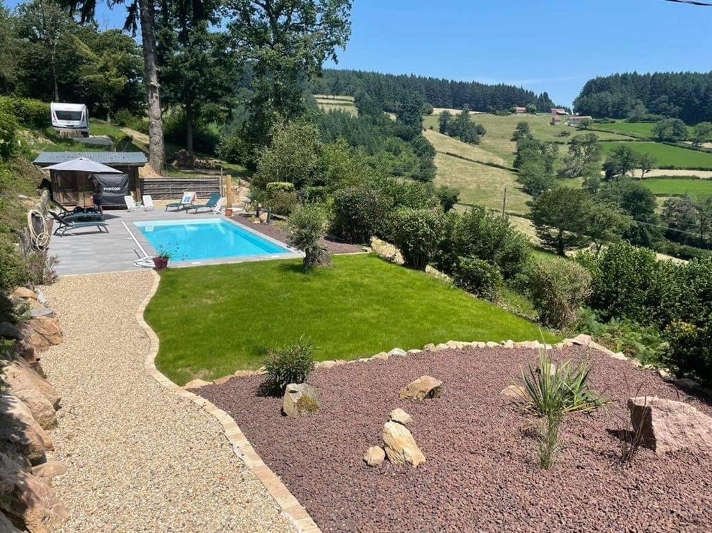 una vista aérea de un jardín con piscina en La Mazille , cossy vakantiestudio met zwembad in zuid-Bourgogne, en Anglure-sous-Dun