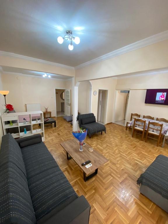 uma sala de estar com um sofá e uma mesa em Beautiful apartment in the center of Thessaloniki em Tessalônica