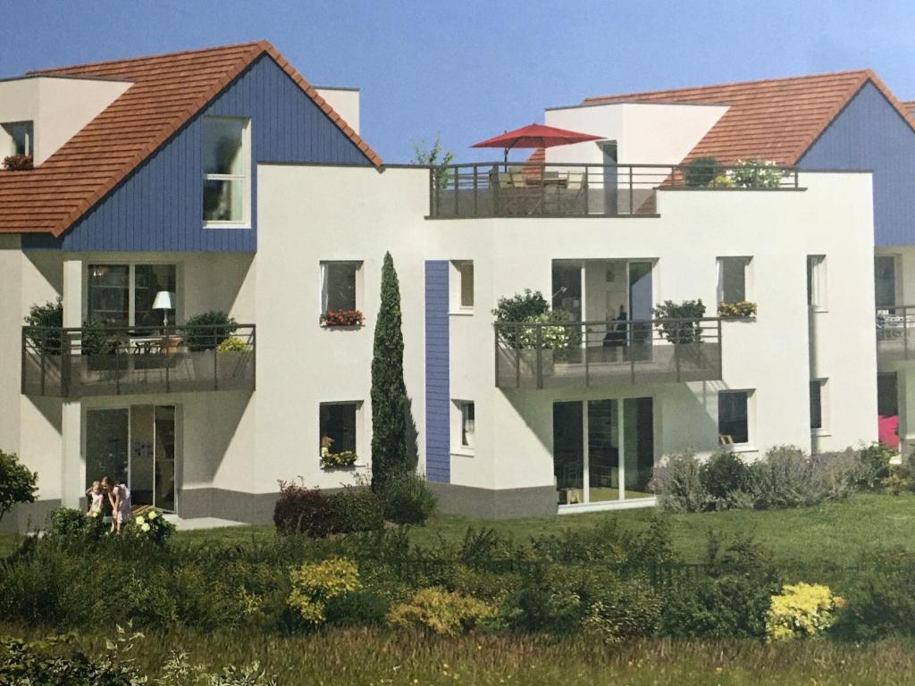 een weergave van een huis met twee balkons bij Appartement Le Golf in Wimereux