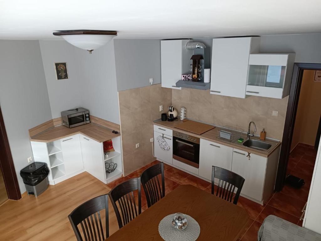 Кухня или кухненски бокс в Dobi's Apartment Elit47 at Elit Pamporovo