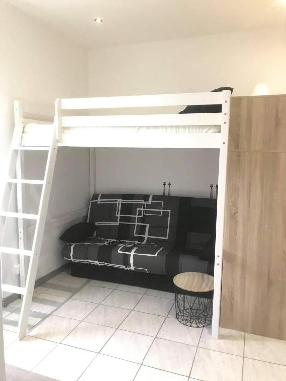 - une chambre avec un lit superposé avec une échelle blanche dans l'établissement keep calm in Pamiers studio indépendant, à Pamiers