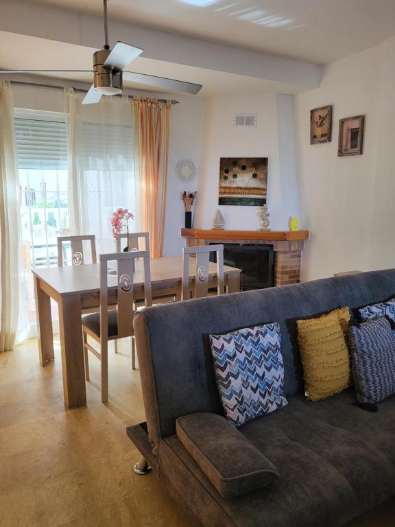 Posedenie v ubytovaní LUJOSO ADOSADO de TRES HABITACIONES en VERA PLAYA A 200 METROS DEL MAR