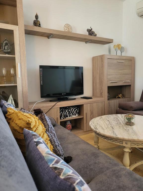 Televízia a/alebo spoločenská miestnosť v ubytovaní LUJOSO ADOSADO de TRES HABITACIONES en VERA PLAYA A 200 METROS DEL MAR
