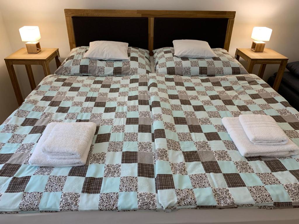 Łóżko lub łóżka w pokoju w obiekcie Apartmán s vyhlídkou
