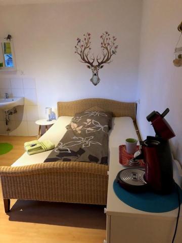 Pokój z łóżkiem ze stołem i blenderem w obiekcie Gästezimmer Süß- Scharf w mieście Meckenbeuren