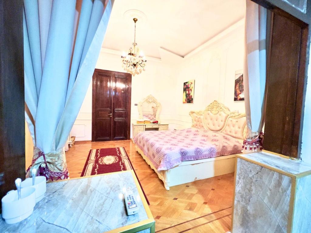 Postel nebo postele na pokoji v ubytování Hotel Royal