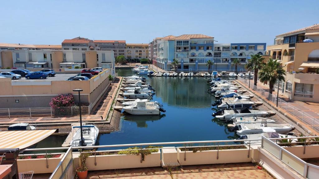 un groupe de bateaux est amarré dans un port de plaisance dans l'établissement studio quartier plages vue marina, à Sète