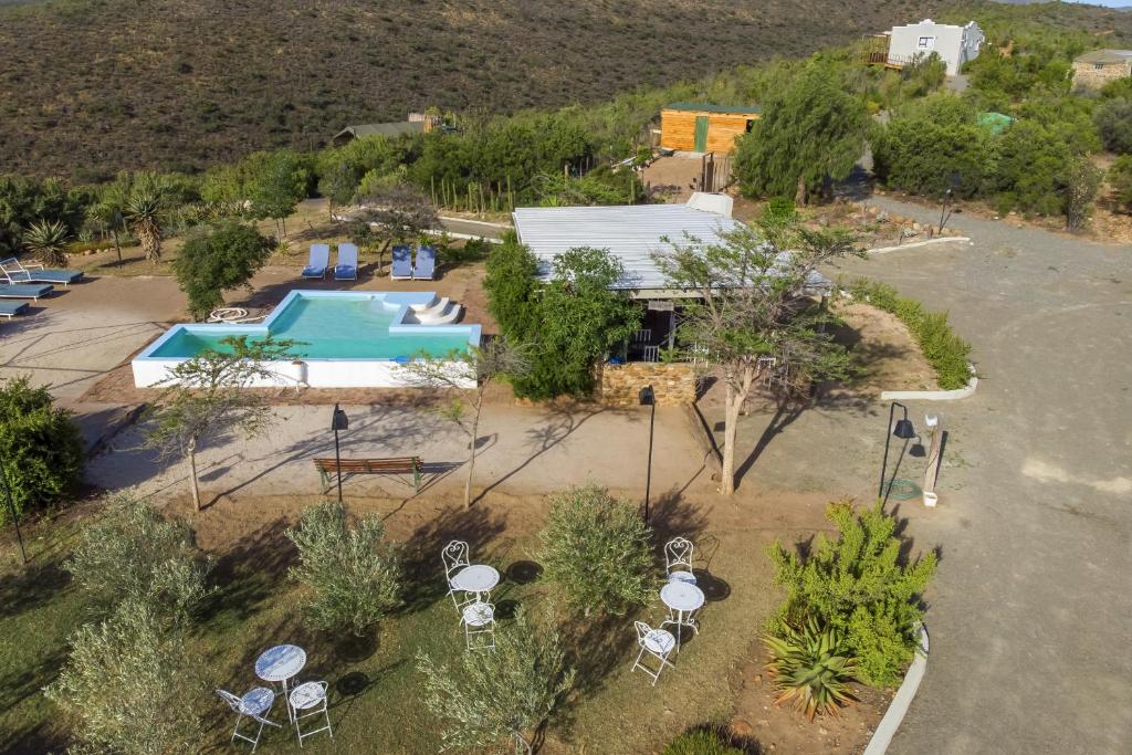 una vista aerea di un resort con piscina di Le Petit Karoo a Oudtshoorn