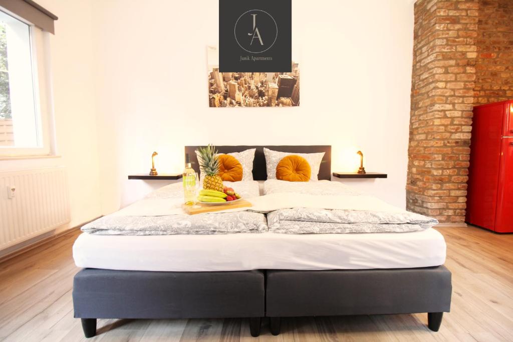 1 dormitorio con 1 cama grande en una habitación en Moderne Apartments City Stadtnah -JUNIK Apartments en Duisburg