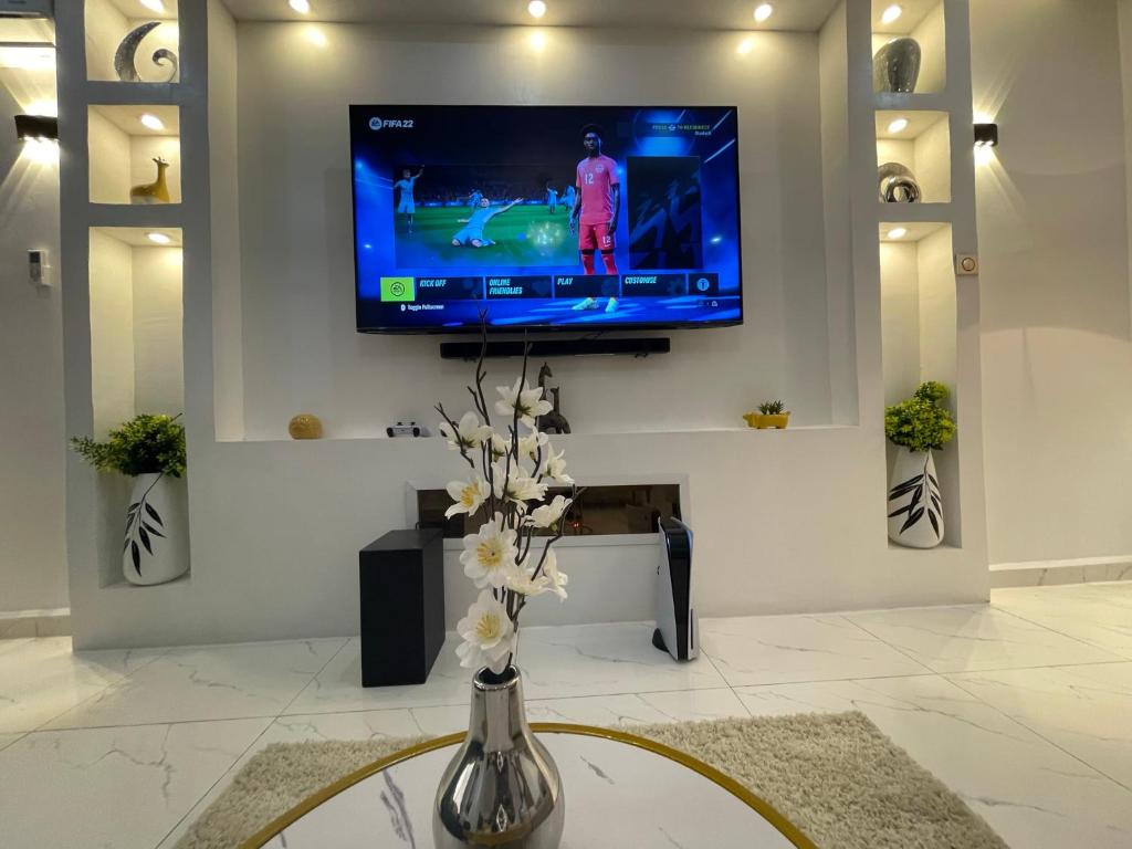 TV a/nebo společenská místnost v ubytování Morak Homes - Luxury 4 bed home with PS5, 24hrs electricity, Super fast Wifi, Snooker, Games room - in a secured estate