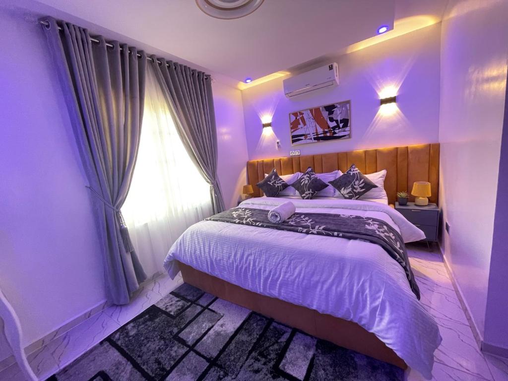 Postel nebo postele na pokoji v ubytování Morak Homes - Luxury 4 bed home with PS5, 24hrs electricity, Super fast Wifi, Snooker, Games room - in a secured estate