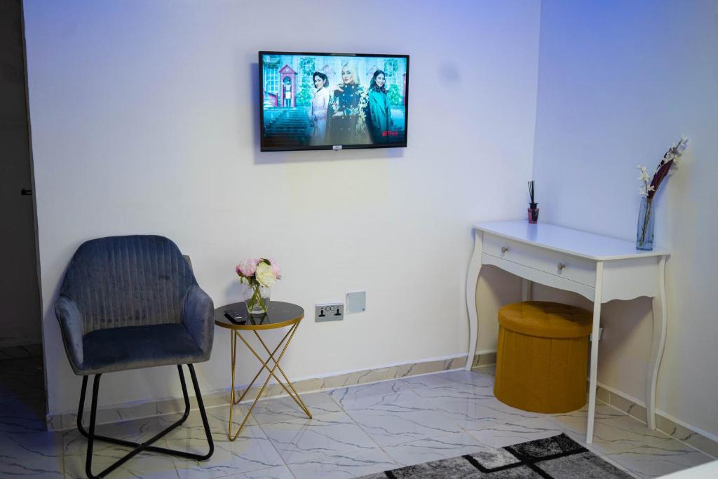 TV a/nebo společenská místnost v ubytování Morak Homes - Luxury 4 bed home with PS5, 24hrs electricity, Super fast Wifi, Snooker, Games room - in a secured estate