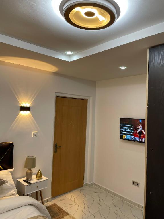 TV a/nebo společenská místnost v ubytování Morak Homes - Luxury 4 bed home with PS5, 24hrs electricity, Super fast Wifi, Snooker, Games room - in a secured estate