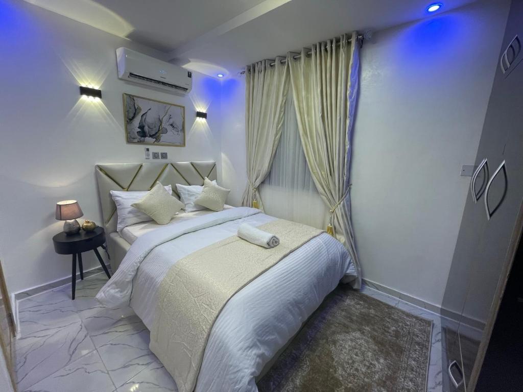 Postel nebo postele na pokoji v ubytování Morak Homes - Luxury 4 bed home with PS5, 24hrs electricity, Super fast Wifi, Snooker, Games room - in a secured estate