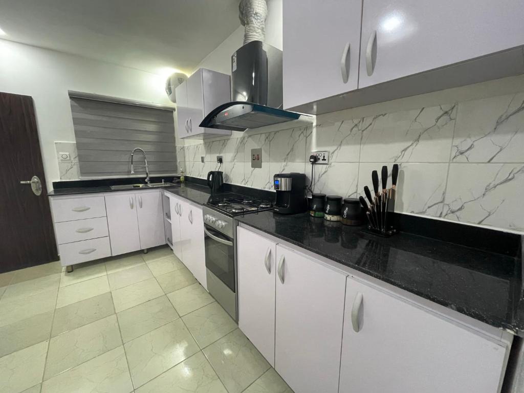 Morak Homes - Luxury 4 bed home with PS5, 24hrs electricity, Super fast Wifi, Snooker, Games room - in a secured estate tesisinde mutfak veya mini mutfak