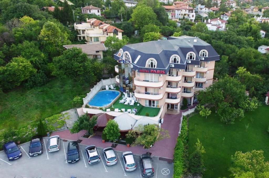 uma vista aérea de um grande edifício com estacionamento em HOTEL PARIS Spa area em Balchik