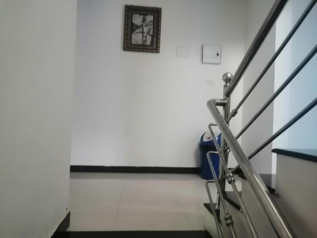 ムンナルにあるSundarms Hill Crestの階段付きの部屋