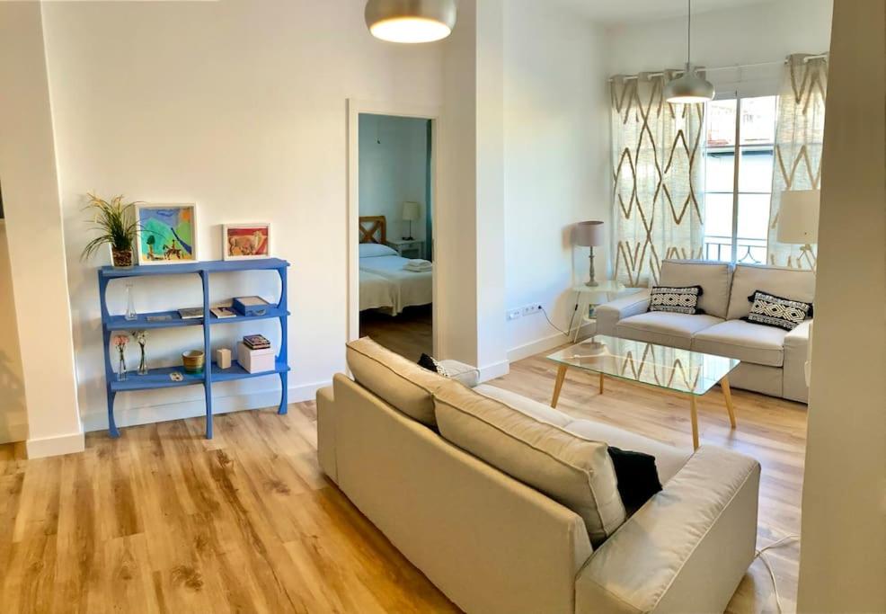 - un salon avec un canapé et une table dans l'établissement Moderno apartamento en San Bartolomé, à Séville