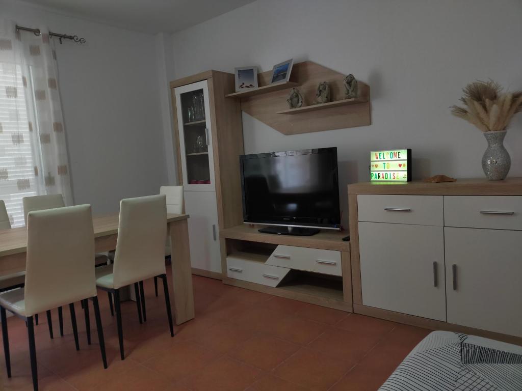 TV a/nebo společenská místnost v ubytování Apartamento Naturista Vera Paradise