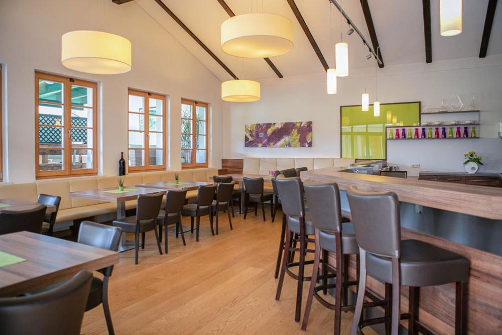 A restaurant or other place to eat at Weingut Rennhofer