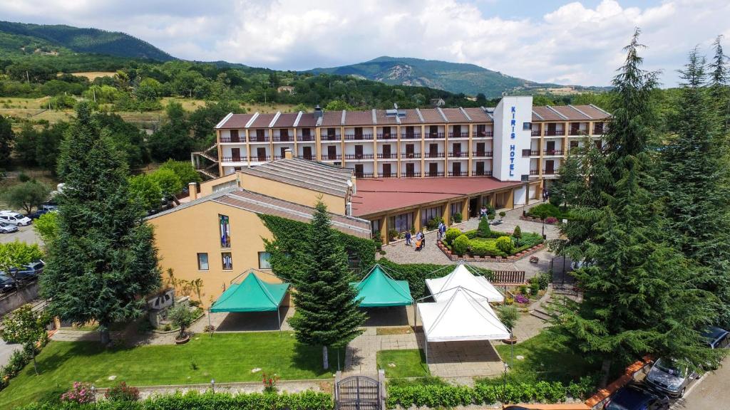 vista aerea di un hotel con cortile di Hotel Kiris a Viggiano