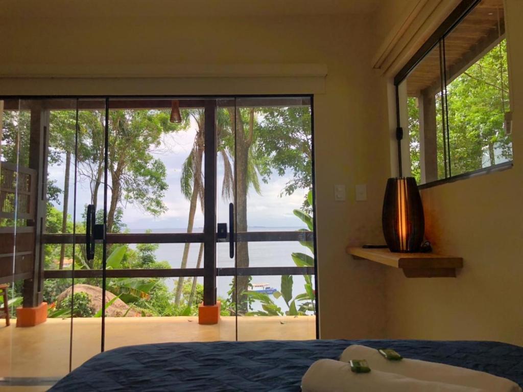 
a bedroom with a bed and a window at Pousada Lagamar in Praia Vermelha
