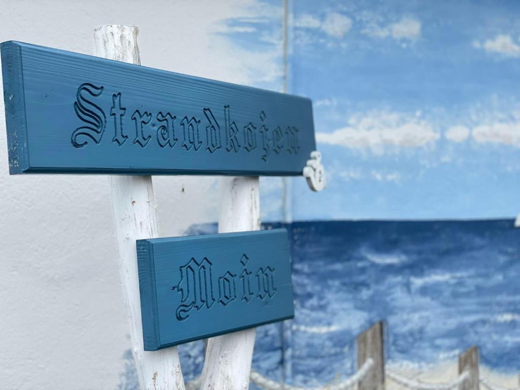 un par de signos azules en un poste en Strandkojen en Trassenheide